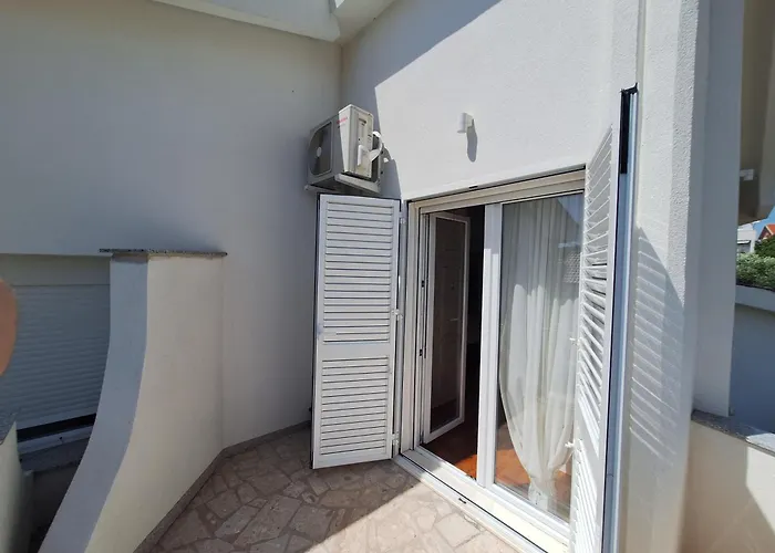 Appartement Seka With Terrace Povljana